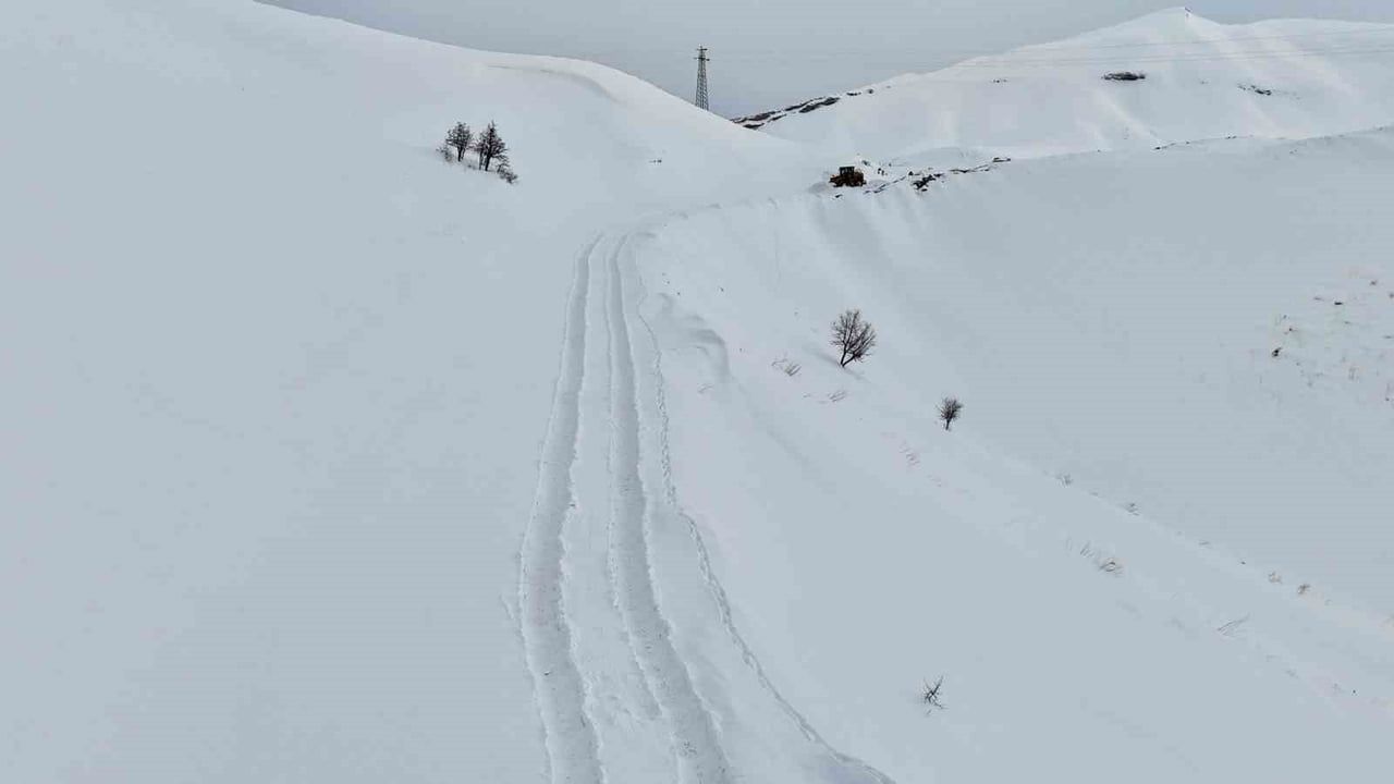 Siirt'te Karla Mücadele Çalışmaları Devam Ediyor