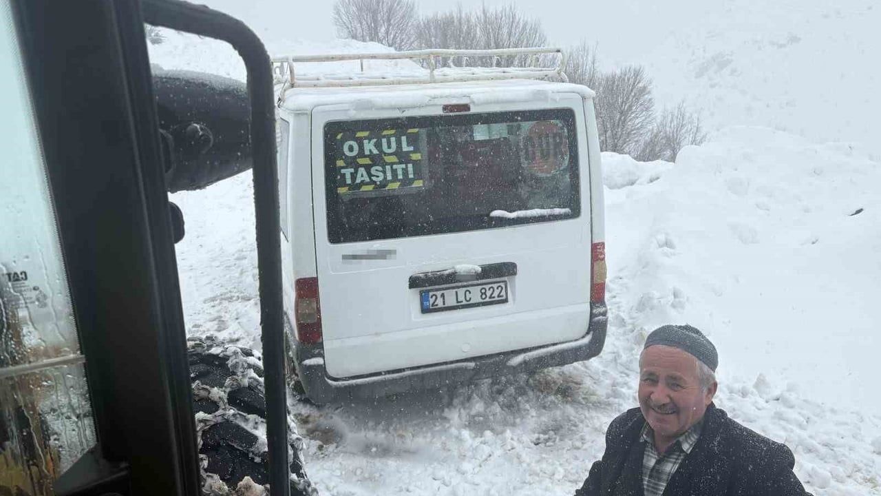 Siirt'te Mahsur Kalan Öğrencilerin Minibüsü Kurtarıldı