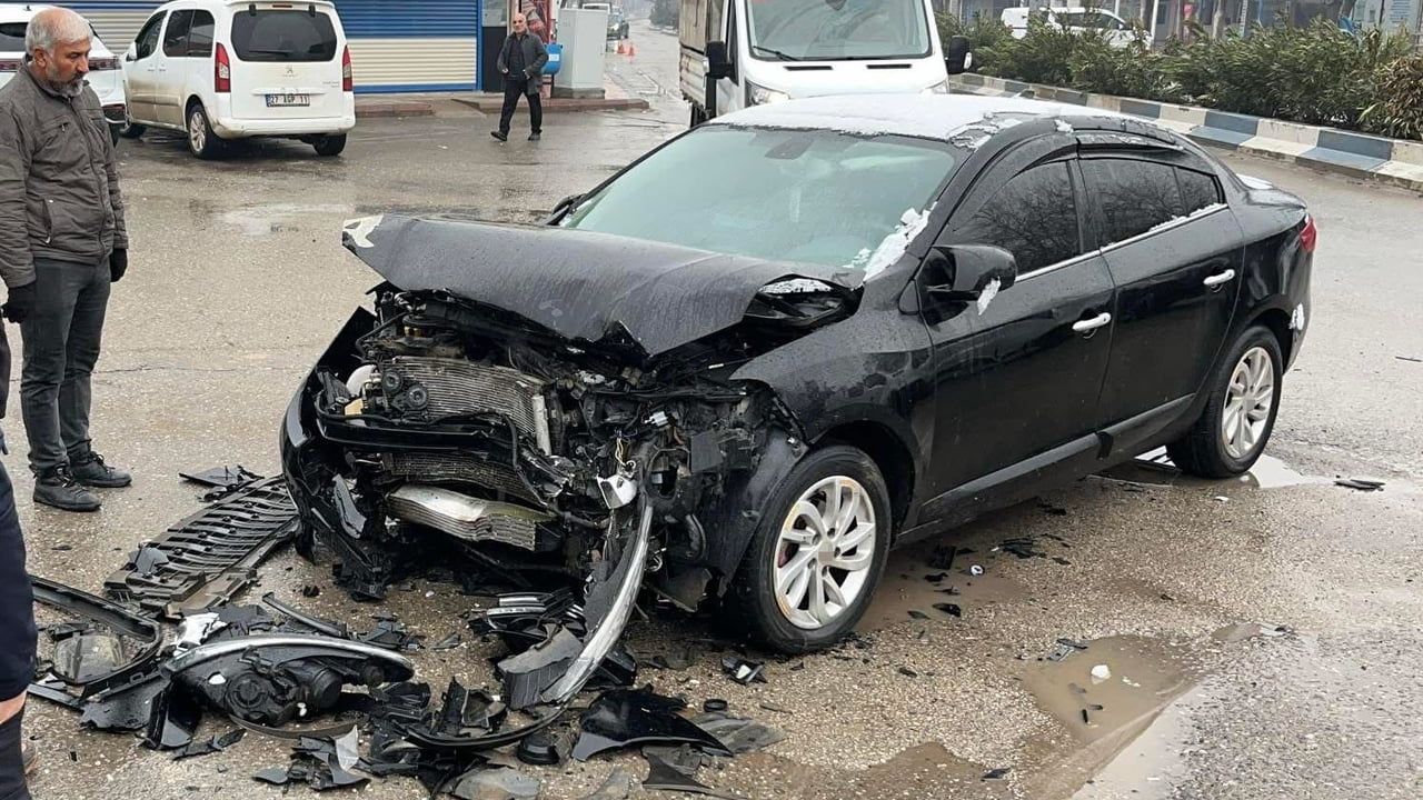 Siirt'te Trafik Kazası: 2 Kişi Yaralandı