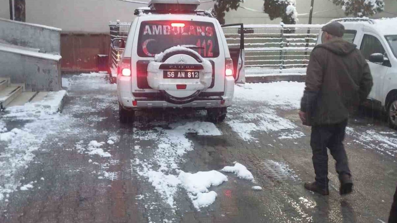 Siirt’te Yoğun Kar Nedeniyle Mahsur Kalan Hastalar Hastaneye Ulaştırıldı