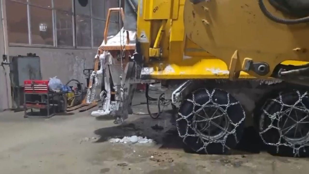 Siirt'te Yoğun Kar Yağışı Ekipleri Zor Durumda Kaldırdı