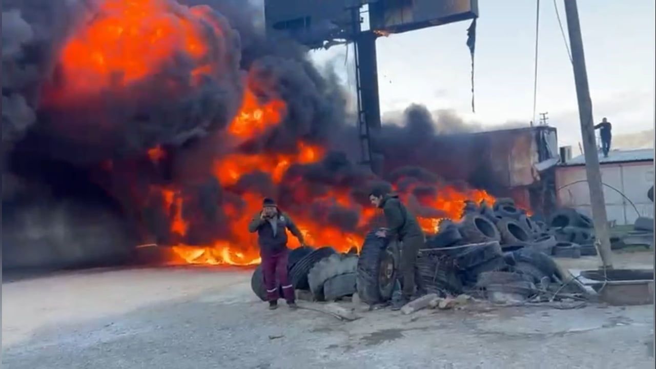 Silifke'de Oto Lastik Dükkanında Yangın