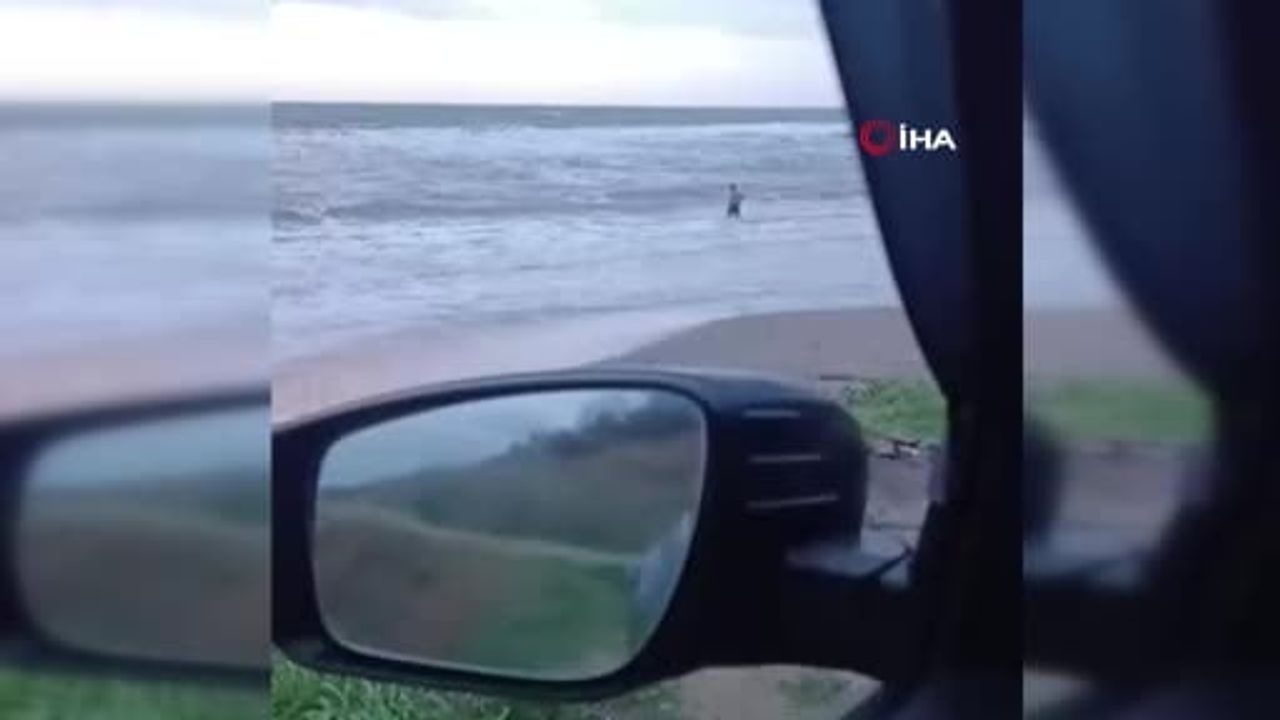 Silivri'de Lodosun Ortasında Denize Giren Adam Şaşırttı