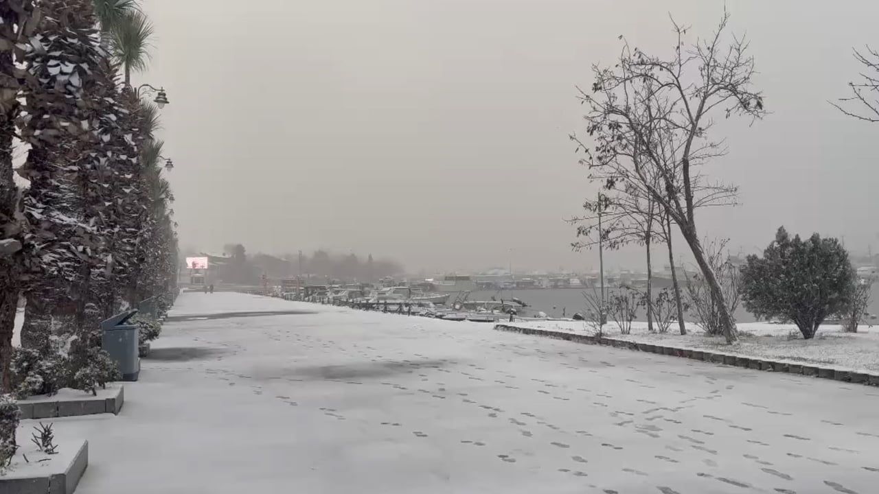 Silivri Kar Yağışıyla Beyaza Büründü