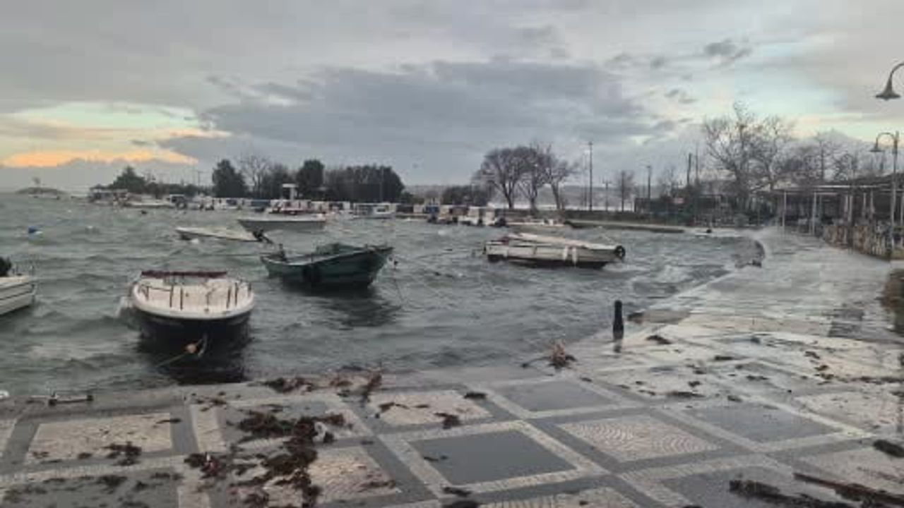 Silivri Sahilinde Lodos Alarmı: Dev Dalgalar Kıyıyı Vurdu