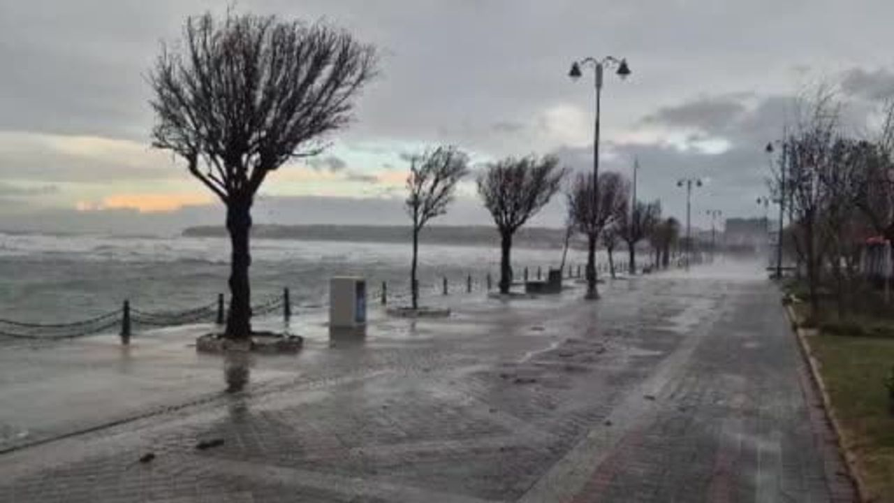 Silivri Sahilinde Lodos Etkisi: Dev Dalgalar Kıyıyı Vurdu