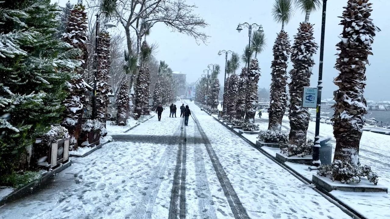 Silivri'yi Beyaz Örtü Sarhoş Etti: Havadan Görüntülerle Kar Yağışı