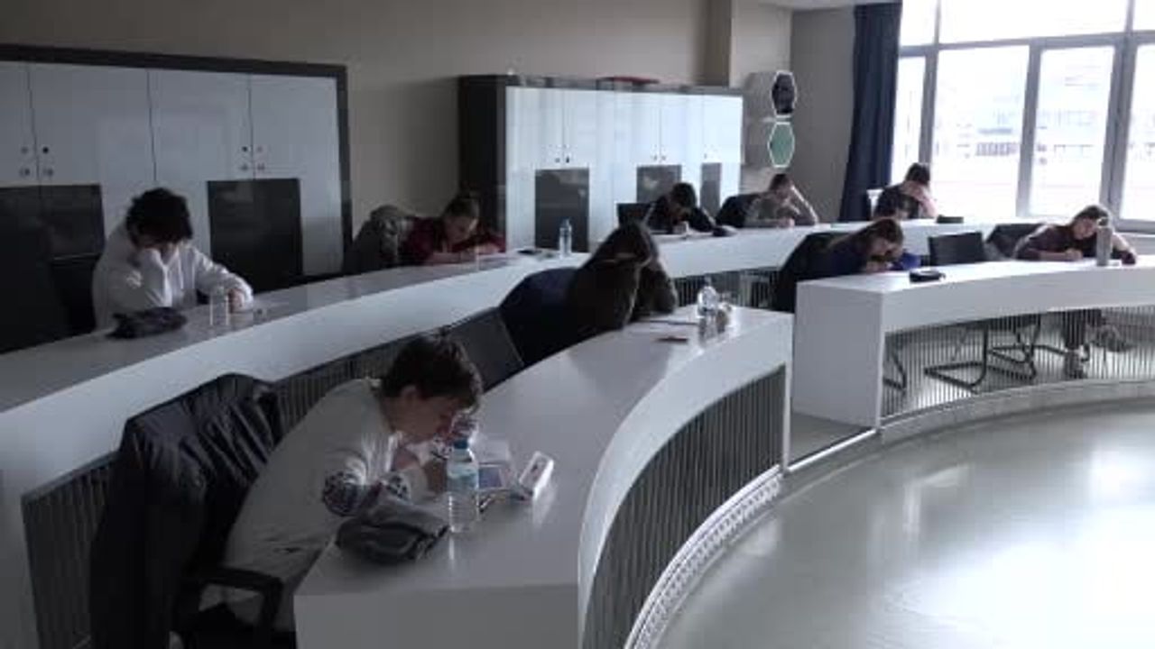 Sınav Heyecanı: Öğrenciler ve Veliler Bursluluk Sınavlarında Buluştu