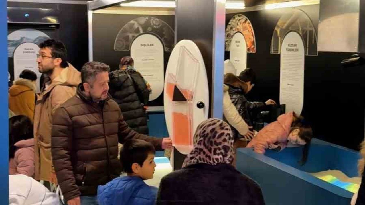 Sincan'da Bilim Tırı Çocuklarla Buluşuyor
