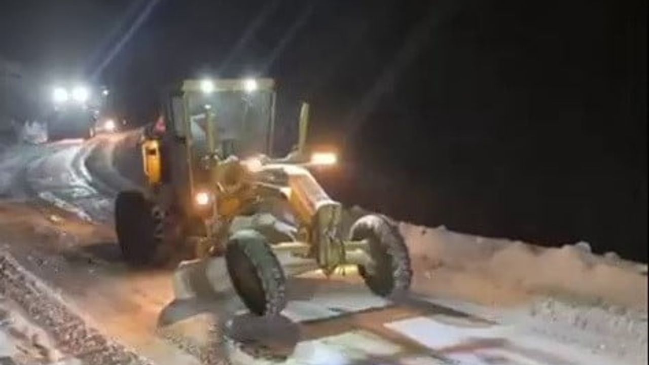 Sincik'te Mahsur Kalan Doğalgaz Yüklü Tır Kurtarıldı