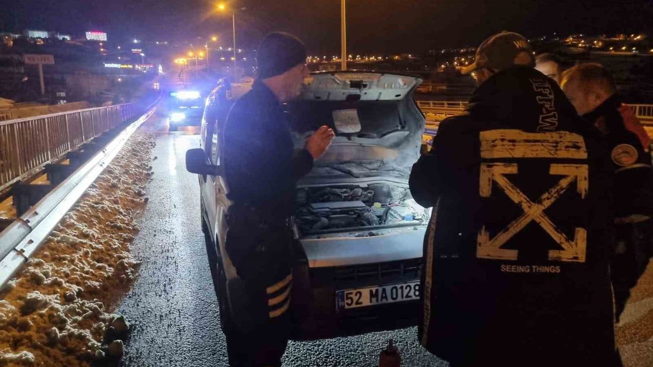 Sinop'ta Seyir Halindeki Hafif Ticari Araçta Yangın