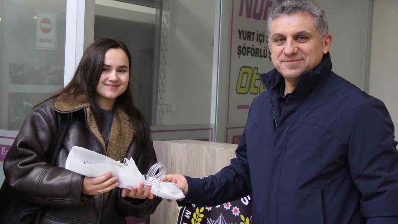 Şırnak’a Yeni Atanan Öğretmenlere Çiçekli Karşılama