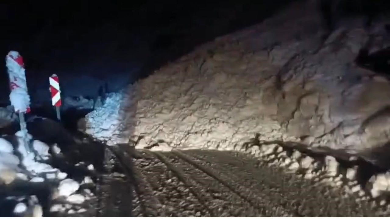 Şırnak-Beytüşşebap Karayoluna Çığ Düştü