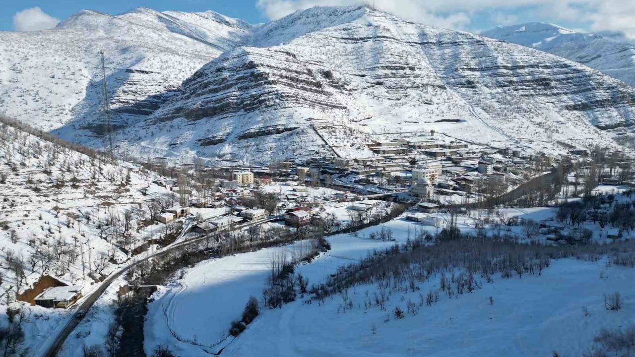 Şırnak’ın Beytüşşebap İlçesinde Dereler Buzla Kaplandı