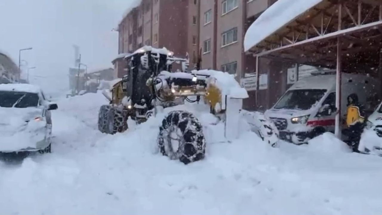 Şırnak'ta 2 Metreyi Aşan Kar Kalınlığı Hayatı Olumsuz Etkiledi