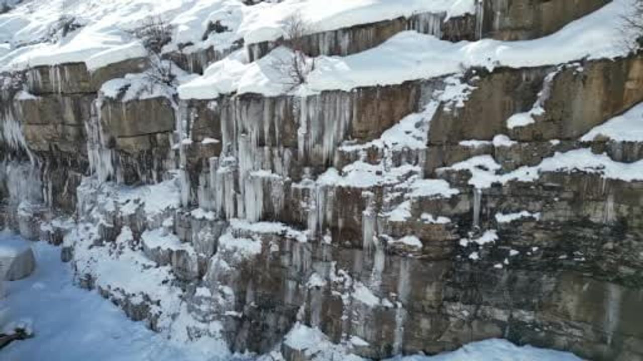 Şırnak'ta Buzdan Şelaleler Birikti