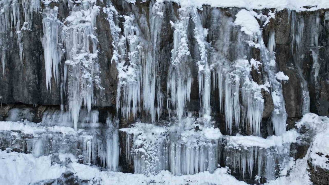 Şırnak’ta Dronla Görüntülenen İhtişamlı Buz Sarkıtları