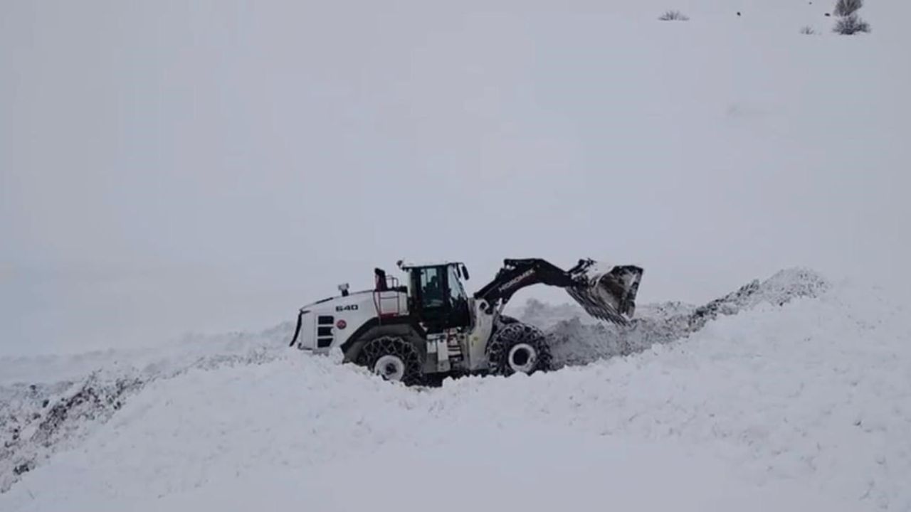 Şırnak’ta Kar Kalınlığı 2 Metreyi Aştı, Ekipler Vardiyalı Çalışıyor