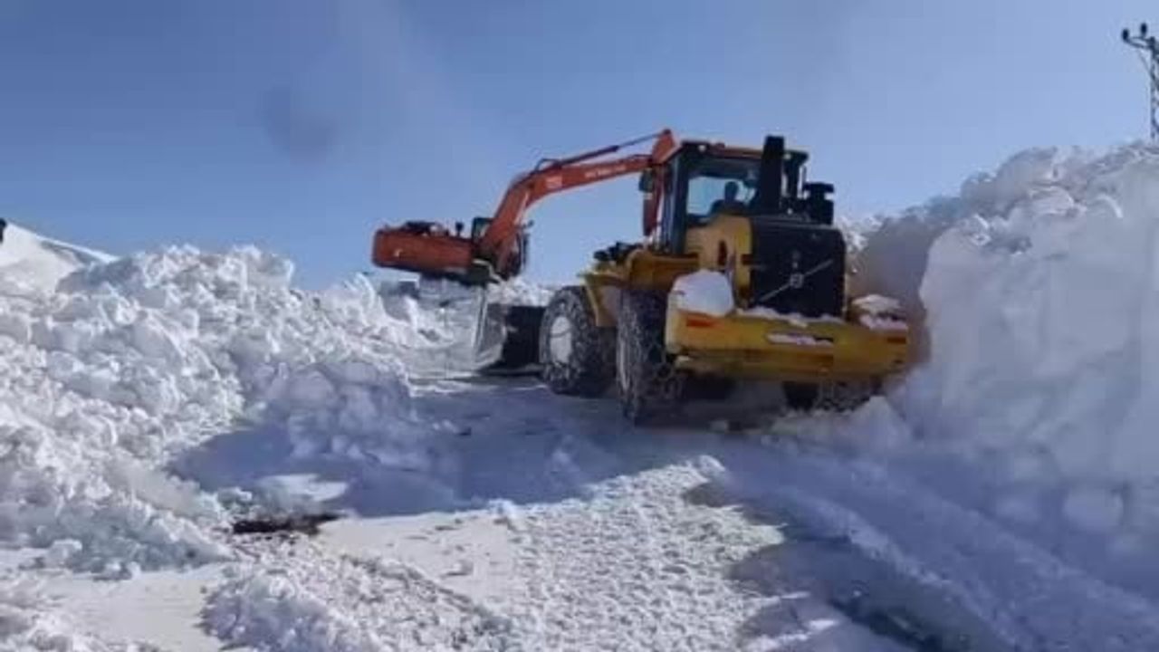 Şırnak’ta Kar Yağışıyla Beyazlanan Kanlı Dere