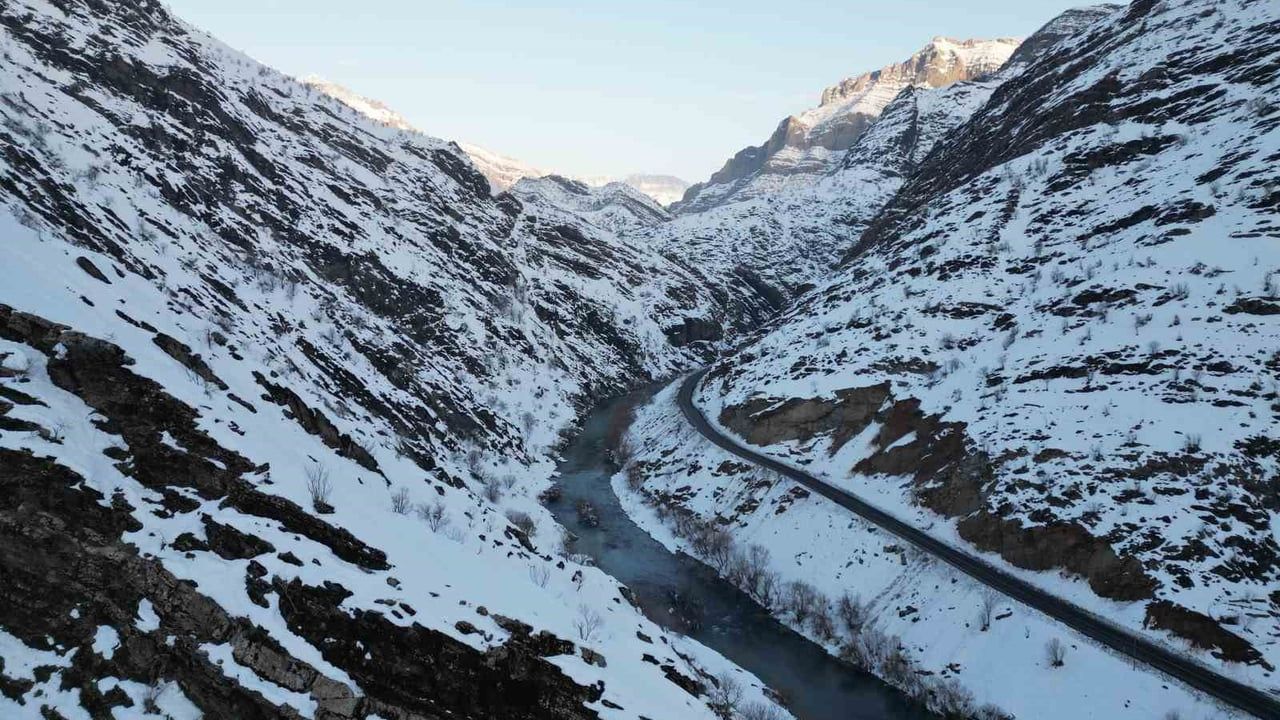 Şırnak'ta Karla Beyaza Bürünmüş Kanlıdere