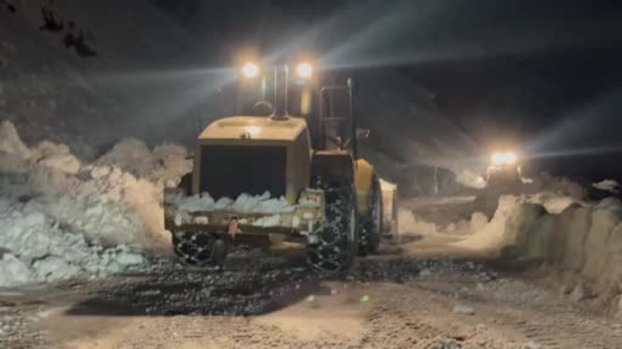 Şırnak'ta Karla Mücadele Çalışmaları Gece Boyu Devam Etti