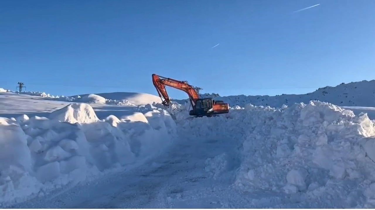 Şırnak’ta Karla Mücadele Çalışmaları Hız Kesmeden Devam Ediyor