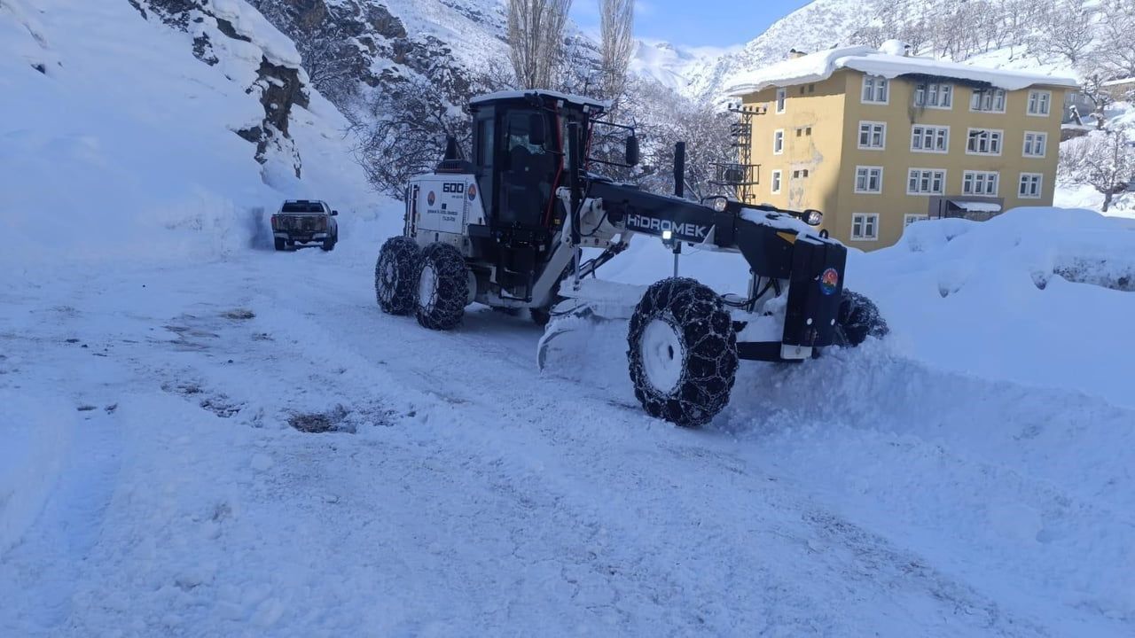 Şırnak’ta Yoğun Kar Yağışı Sonrası Yol Açma Çalışmaları Devam Ediyor