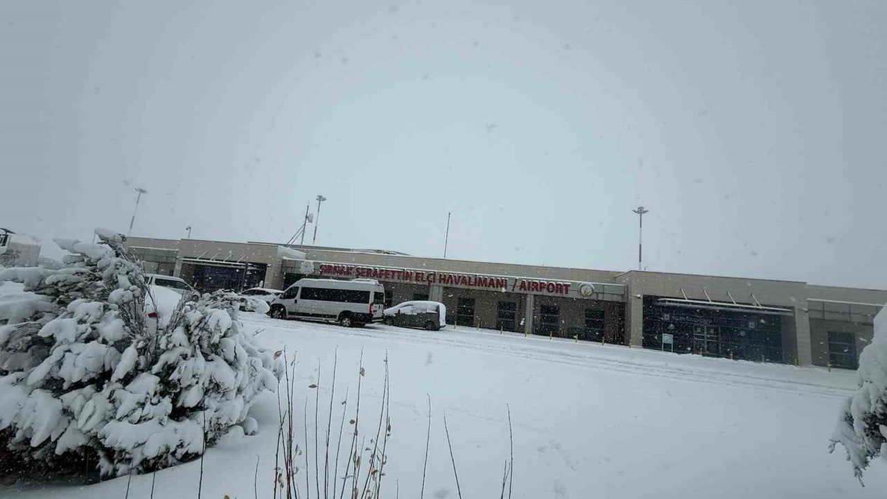 Şırnak'ta Yoğun Kar Yağışı Uçuşları İptal Etti