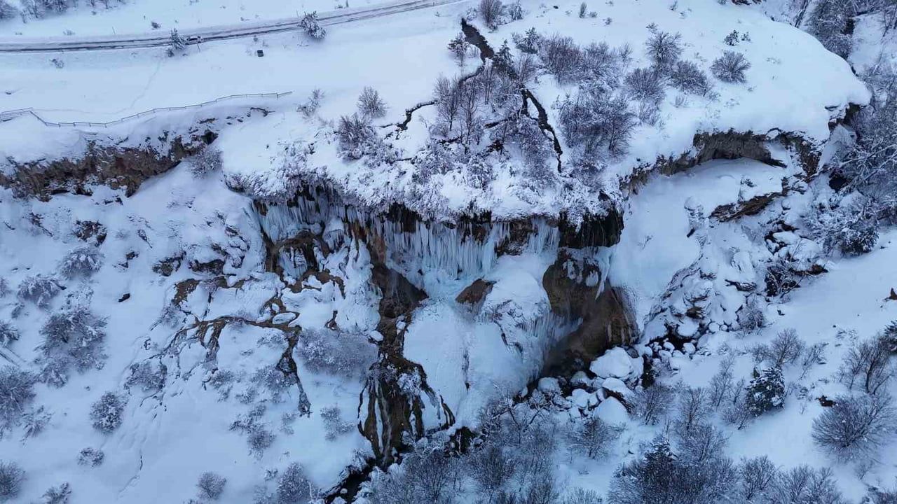 Sivas'ın Dipsizgölü Kışın Büyüleyici Manzarasıyla Beyaza Büründü