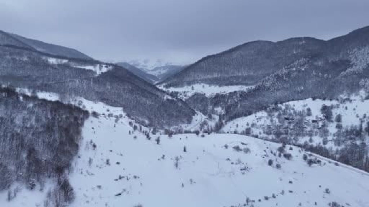 Sivas'ın Doğa Harikası Dipsizgöl Kış Aylarında Beyaza Büründü