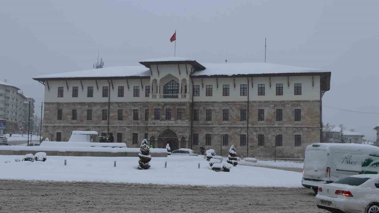 Sivas Karla Kaplandı: Tarihi Kent Meydanı Masalsı Bir Görüntüye Büründü