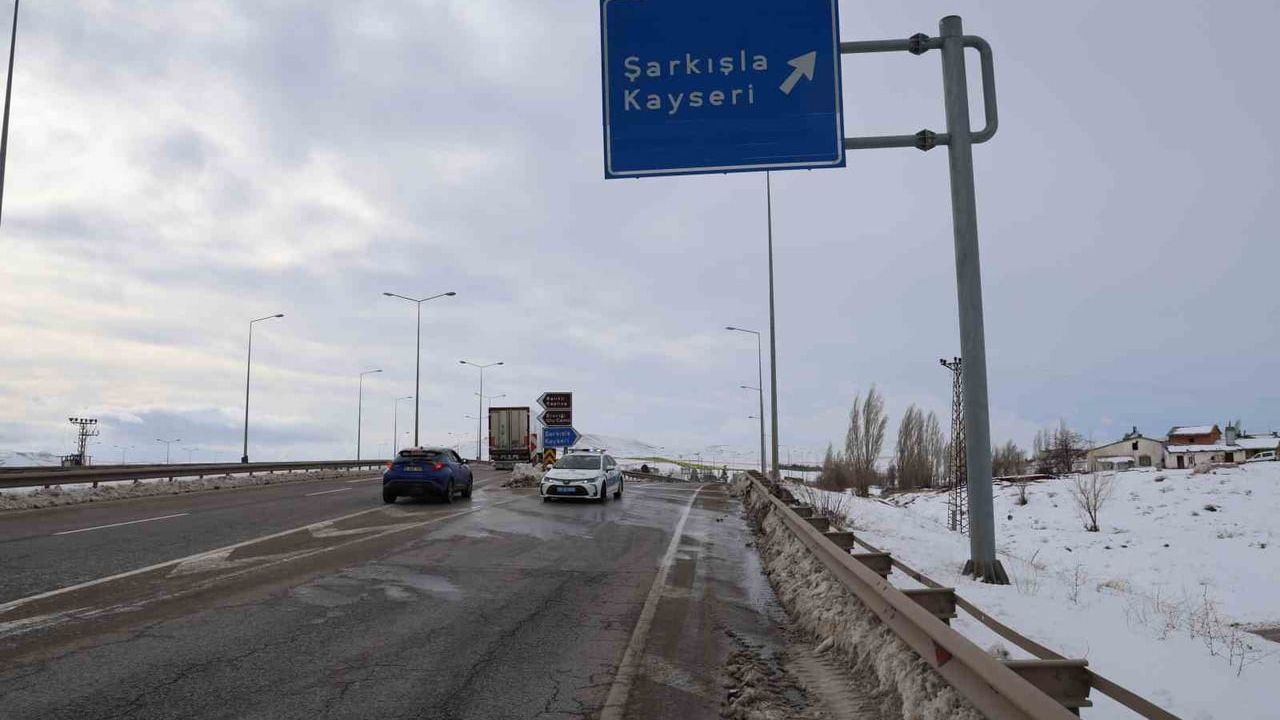 Sivas-Kayseri Kara Yolu Kuvvetli Fırtınadan Dolayı Kapatıldı