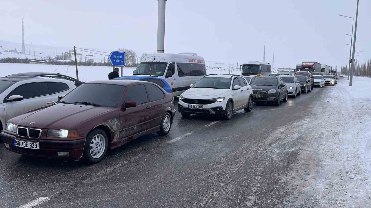 Sivas-Malatya Kara Yolu Kapandı: Uzun Araç Kuyruğu Oluştu