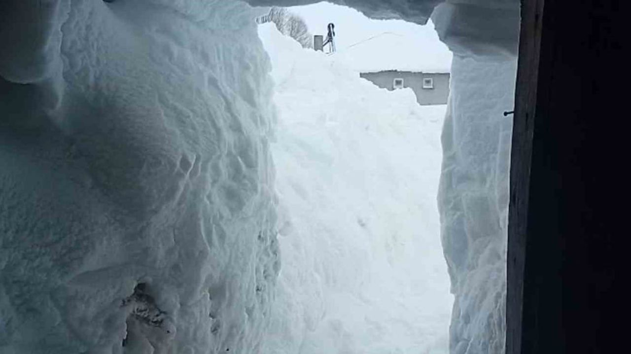 Sivas'ta 3 Metre Kar Yağdı, Ahırının Kapısını Bulmakta Zorlandı