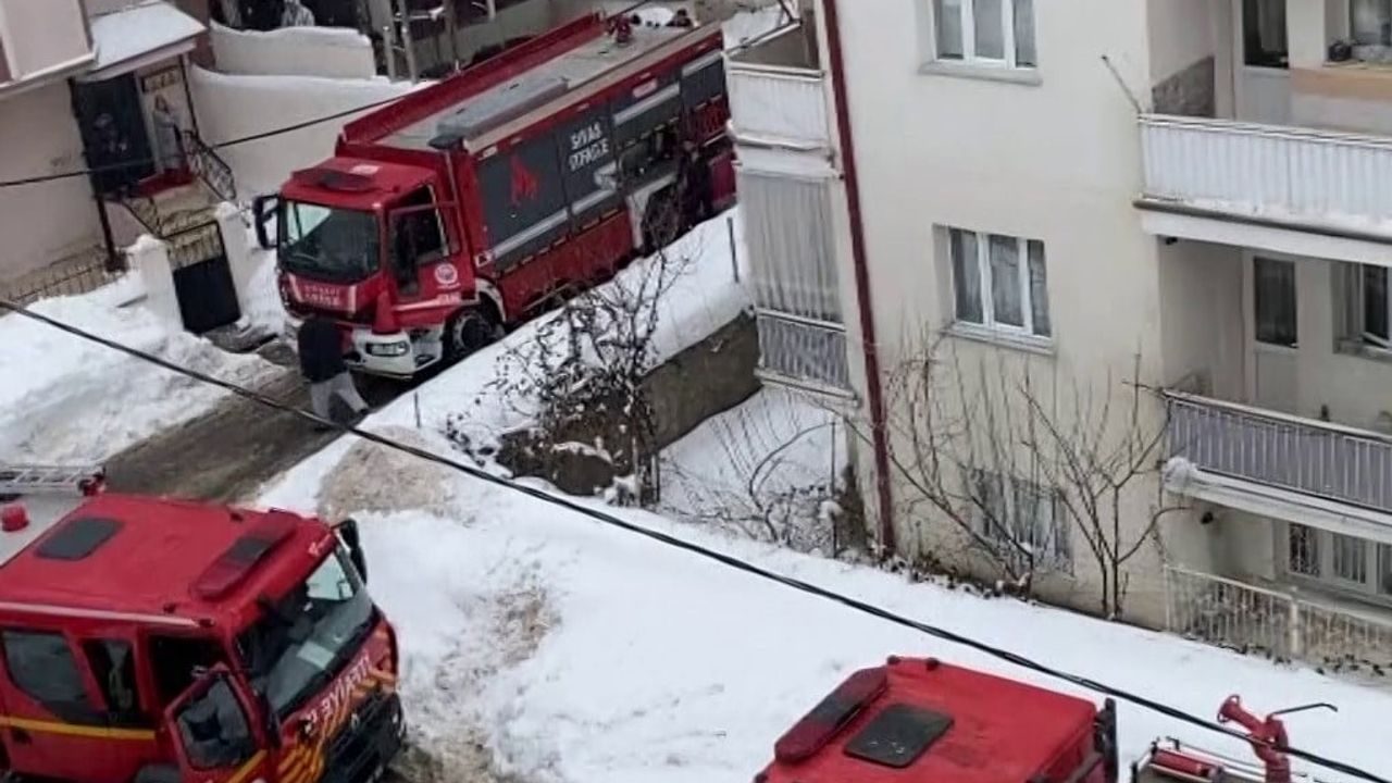 Sivas'ta Apartman Çatısında Yangın Paniği