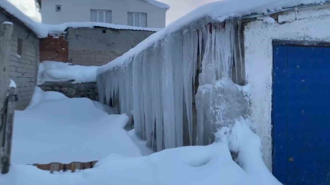 Sivas’ta Bina Boyu Kar Yağışı Hayatı Etkiliyor