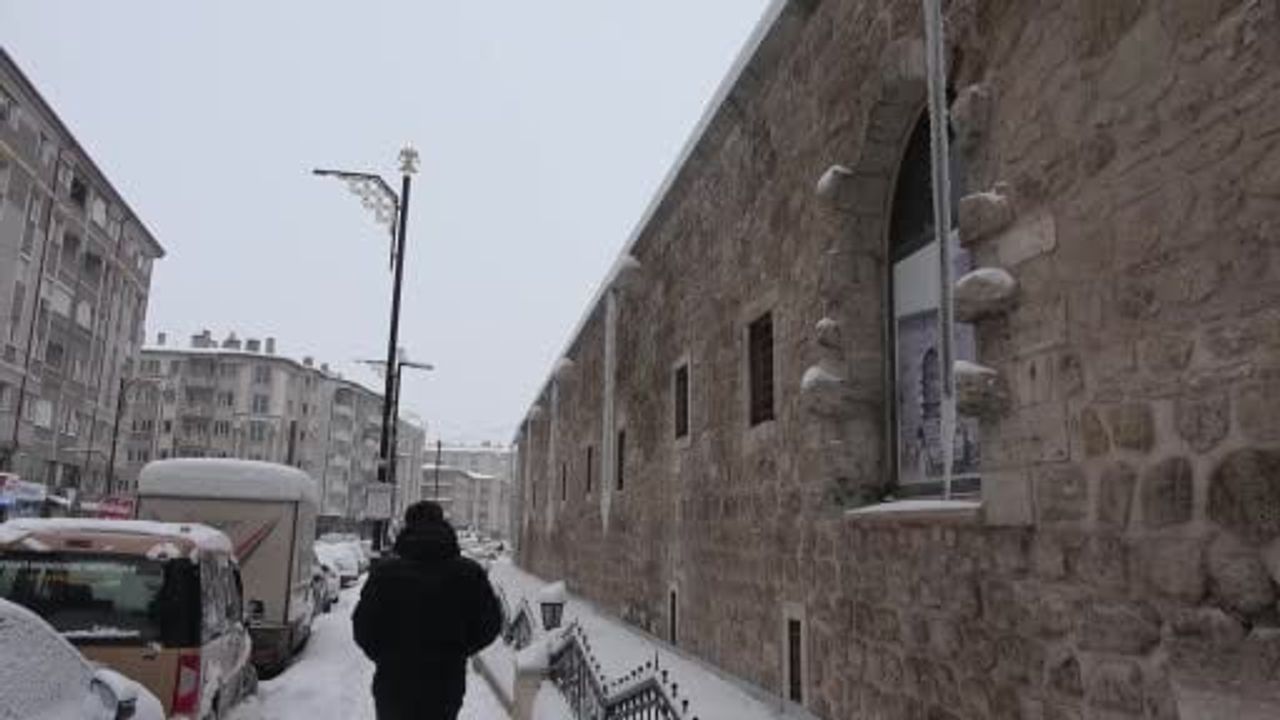 Sivas'ta Buz Sarkıtları Oluştu, Hava Sıcaklığı 19 Dereceye Düştü