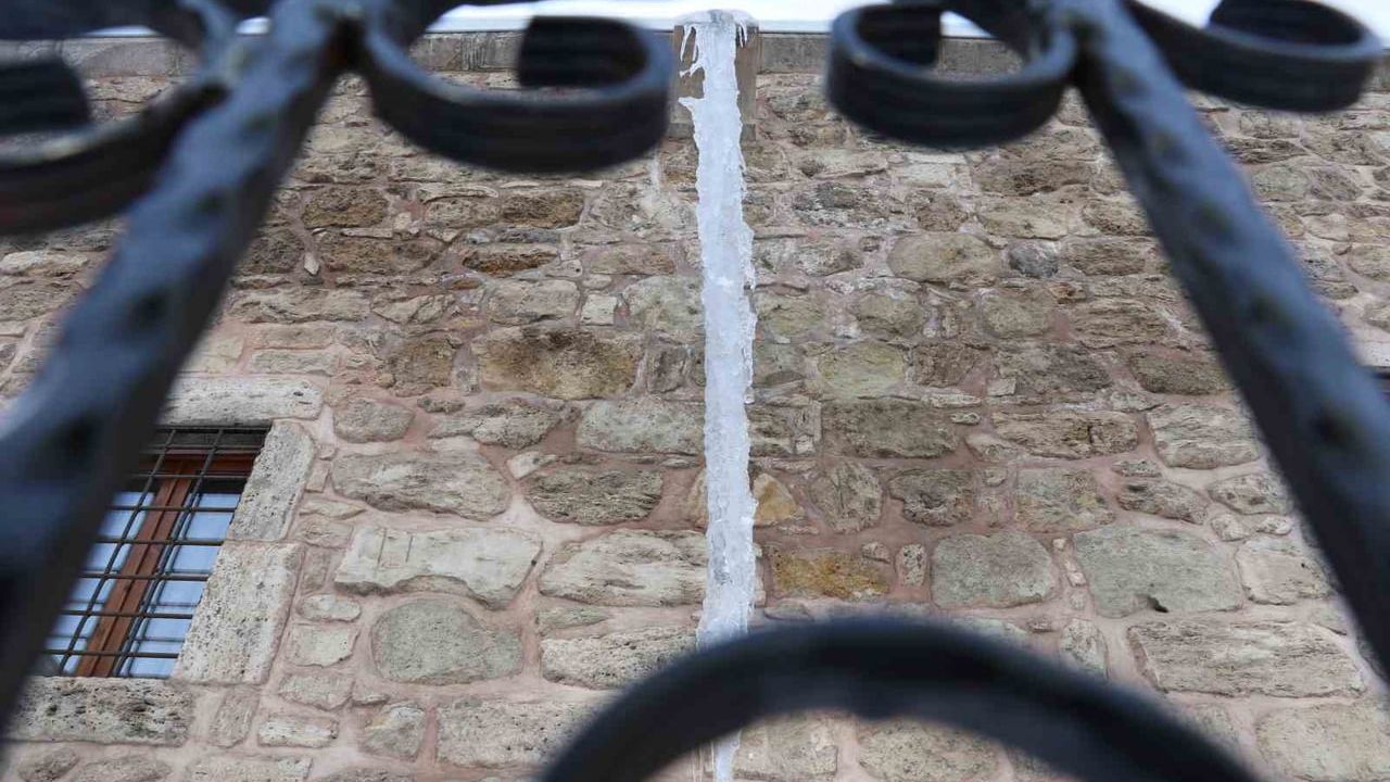 Sivas'ta Buz Sarkıtları Şaşkınlık Yarattı