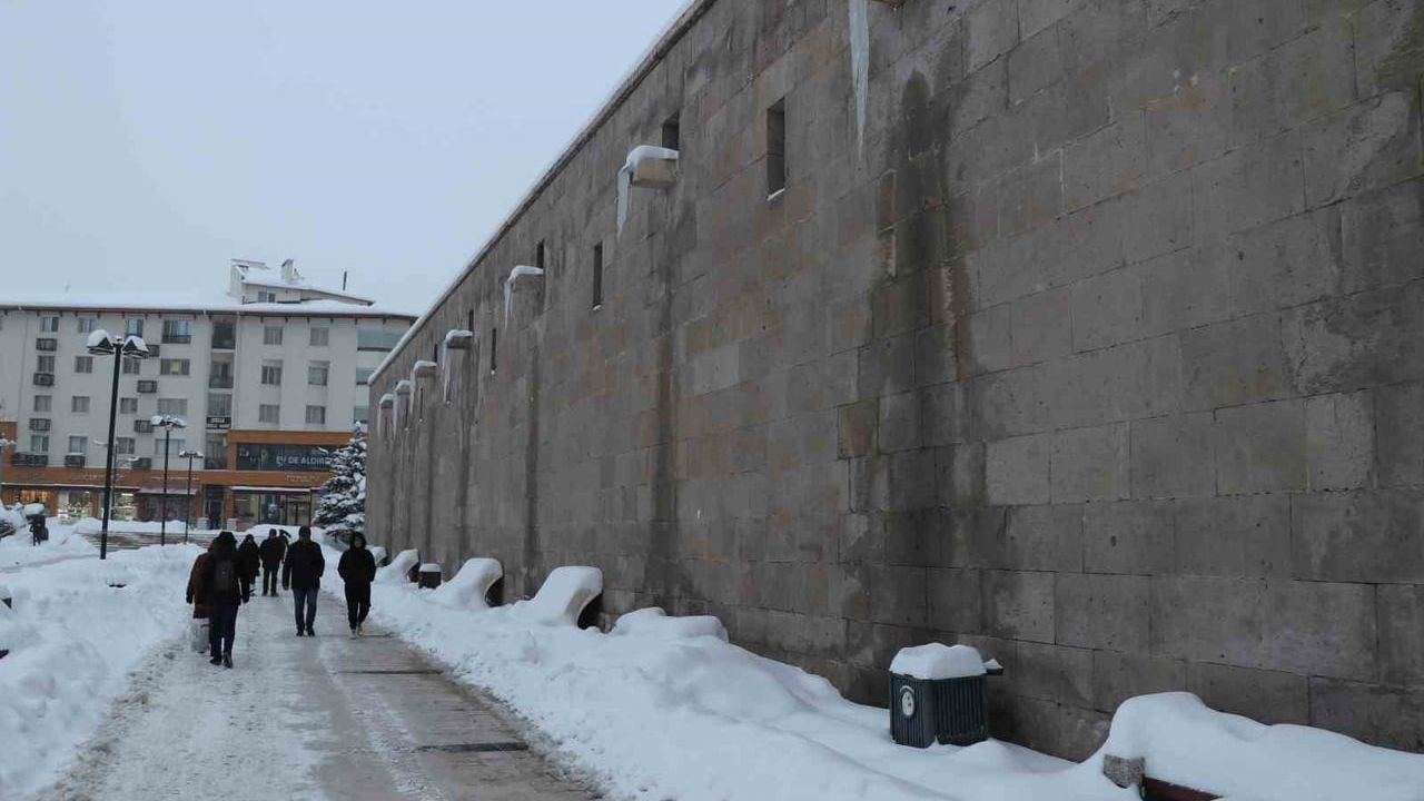 Sivas'ta Buz Sultanlığı: Tarihi Yapılarda 3 Metrelik Buz Sarkıtları