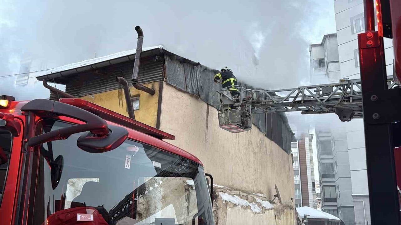 Sivas'ta Çatı Katında Yangın Çıktı, Hızlı Müdahale İle Kontrol Altına Alındı