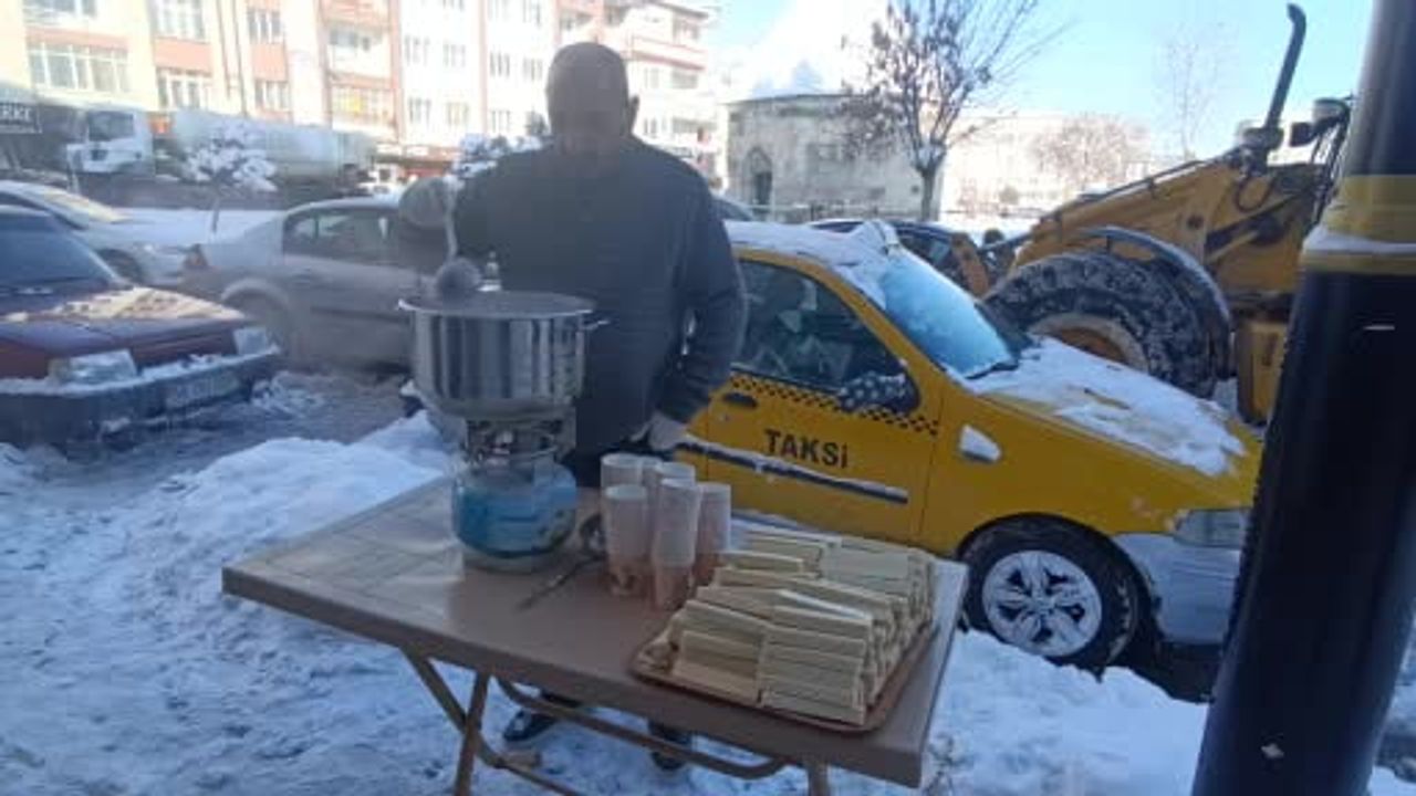 Sivas'ta Dayanışma Rüzgarı: Belediyeye Sıcak Süt İkramı