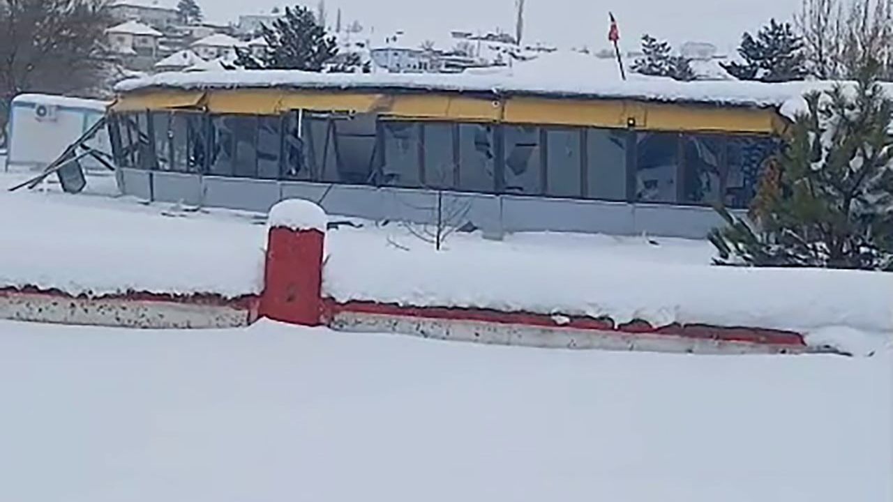 Sivas'ta Düğün Salonu Çatısı Kar Ağırlığıyla Çöktü