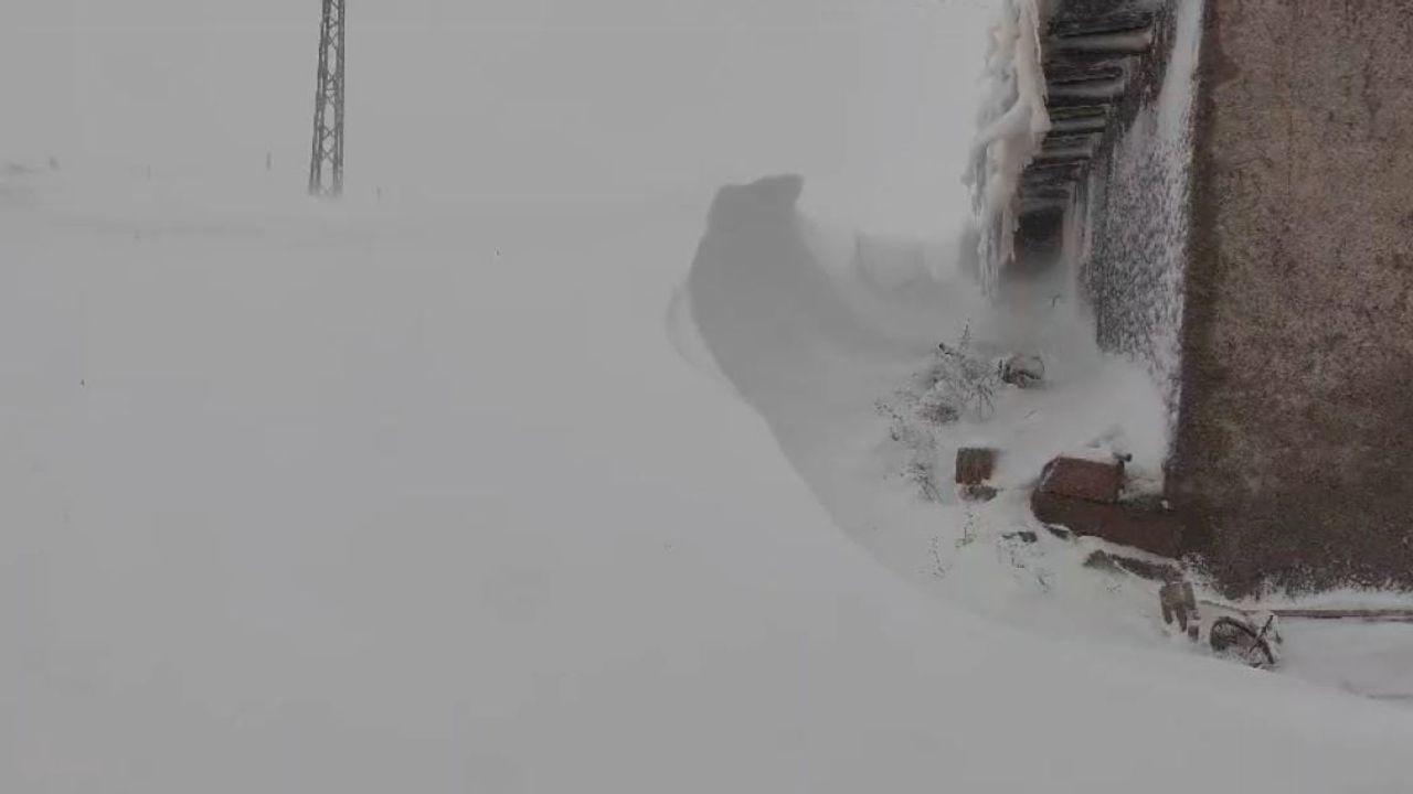 Sivas'ta Etkili Tipi, Kar Kalınlığını 3 Mete Çıkardı