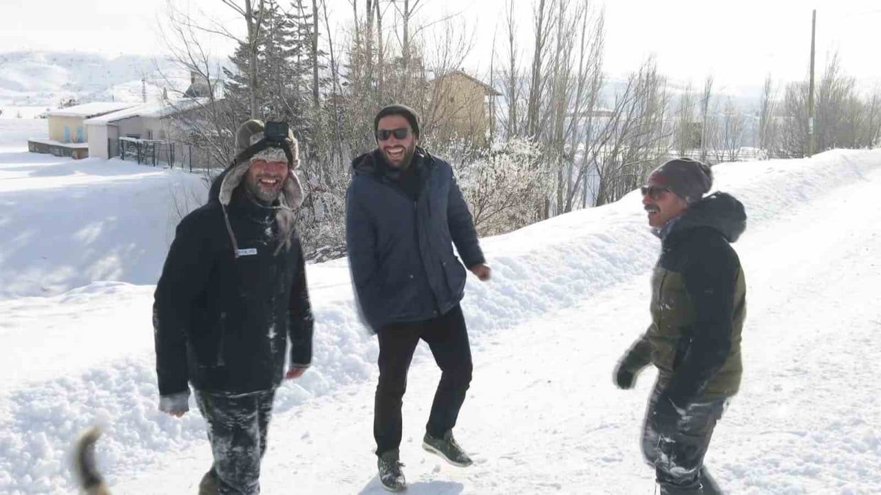 Sivas'ta Kar Eğlencesi: Traktörle Kaymanın Keyfi