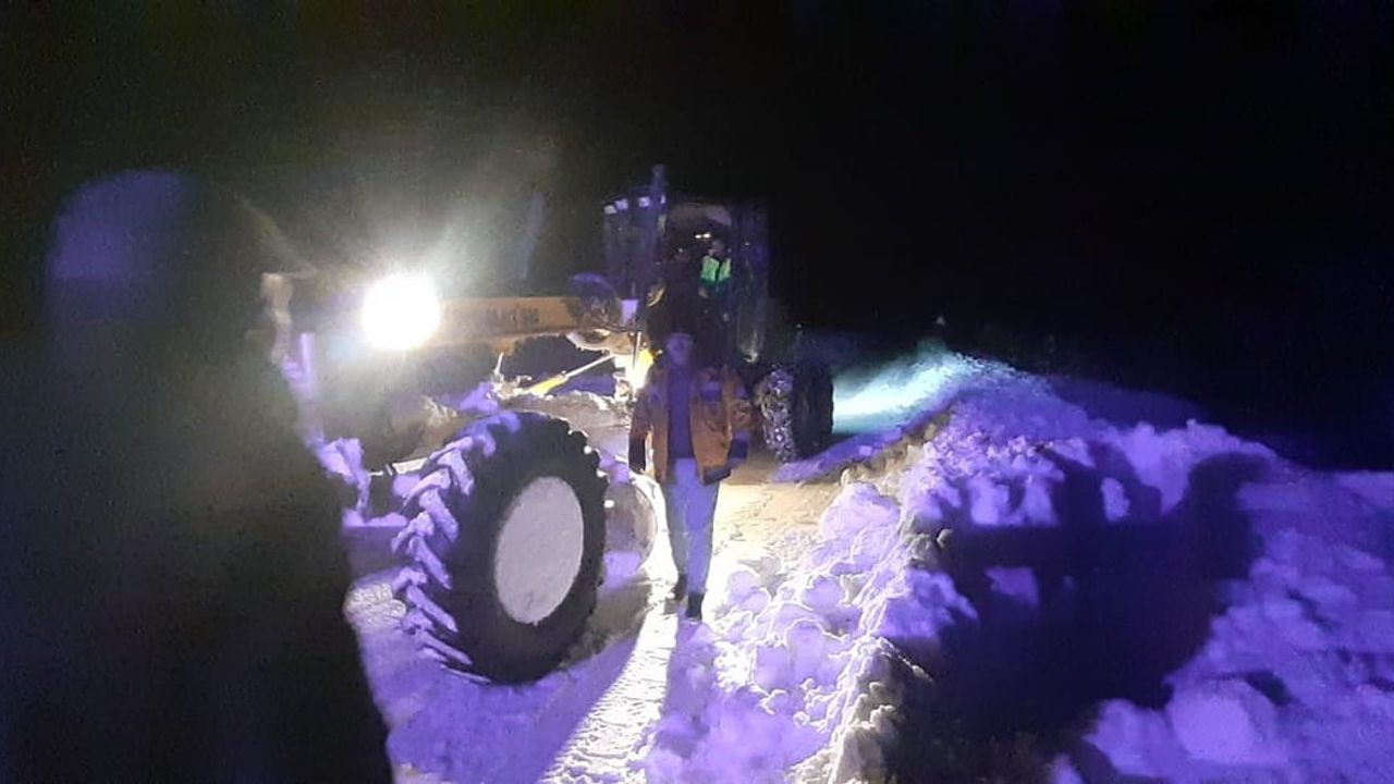 Sivas'ta Kar Esareti: Hastaya Ulaşmak 4 Saat Aldı