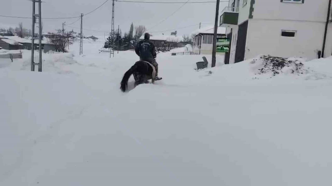 Sivas'ta Kar Kalınlığı 2 Mete Ulaştı: Hayvancılık Zorlanıyor