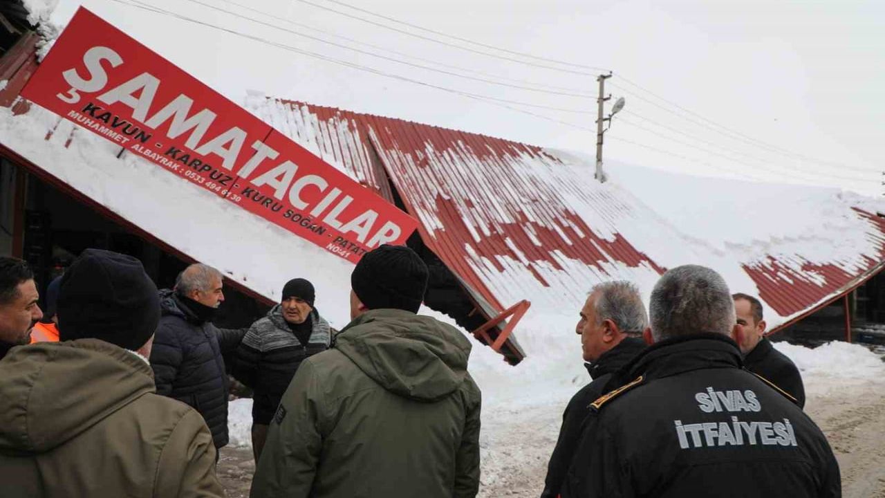 Sivas'ta Kar Yağışı Nedeniyle Sundurmalar Çöktü