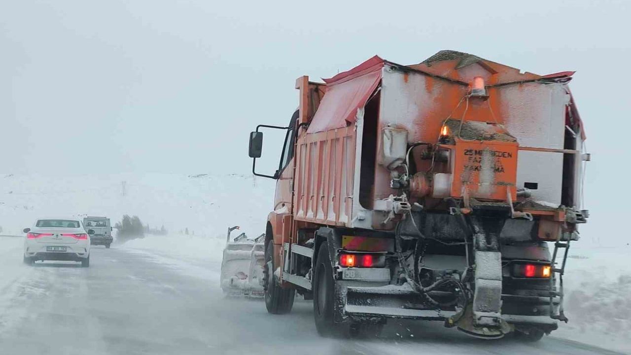 Sivas’ta Kar Yağışı Ulaşımı Olumsuz Etkiliyor