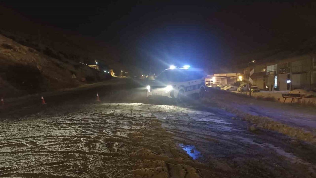 Sivas’ta Kar Zorunluluğu: Kayseri-Malatya Yolu Kapandı