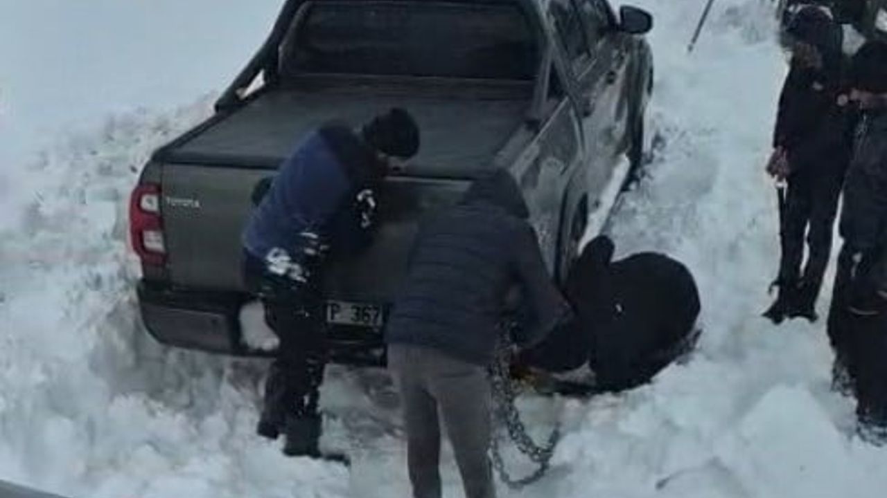 Sivas'ta Karla Mücadele Ekipleri Yolda Kalan Sürücülere Yardım Etti